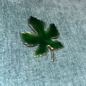 Green leaf brooch perfect for this autumn